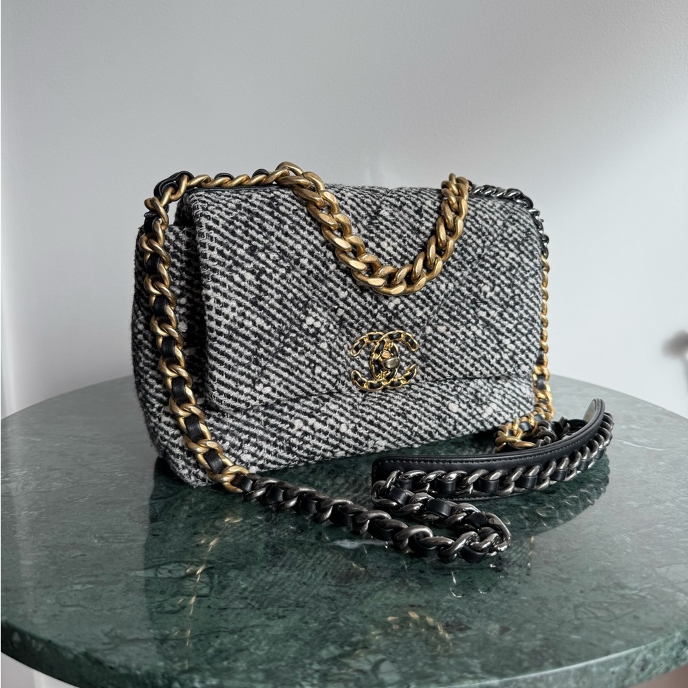 CHANEL 19